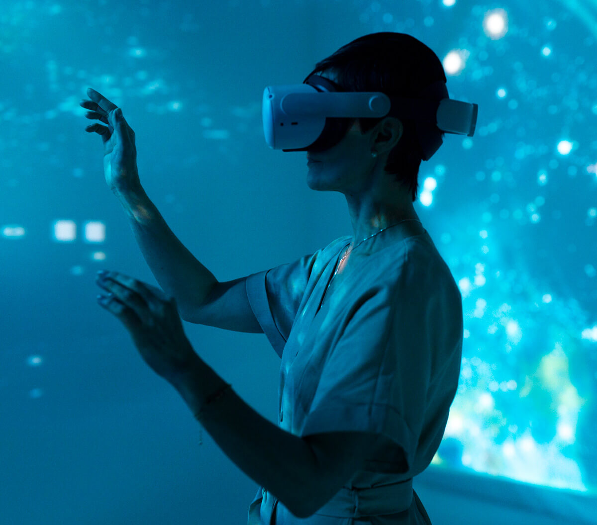red-view-people-immersive-art-exhibition